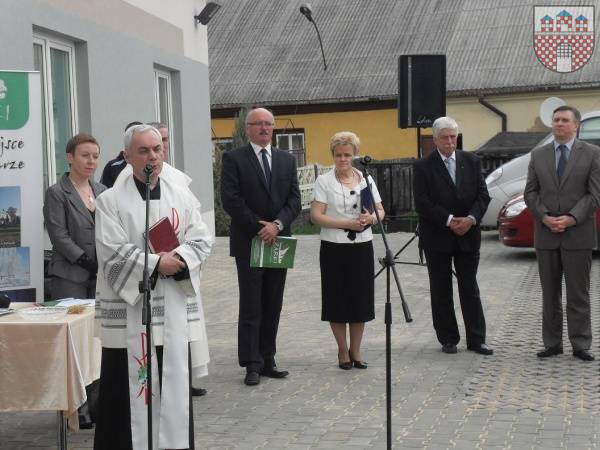 :  Ksiądz proboszcz Jan Wajs złożył gratulacje oraz poświęcił budynek Aktywnego Centrum Zdrowia w Żarkach.